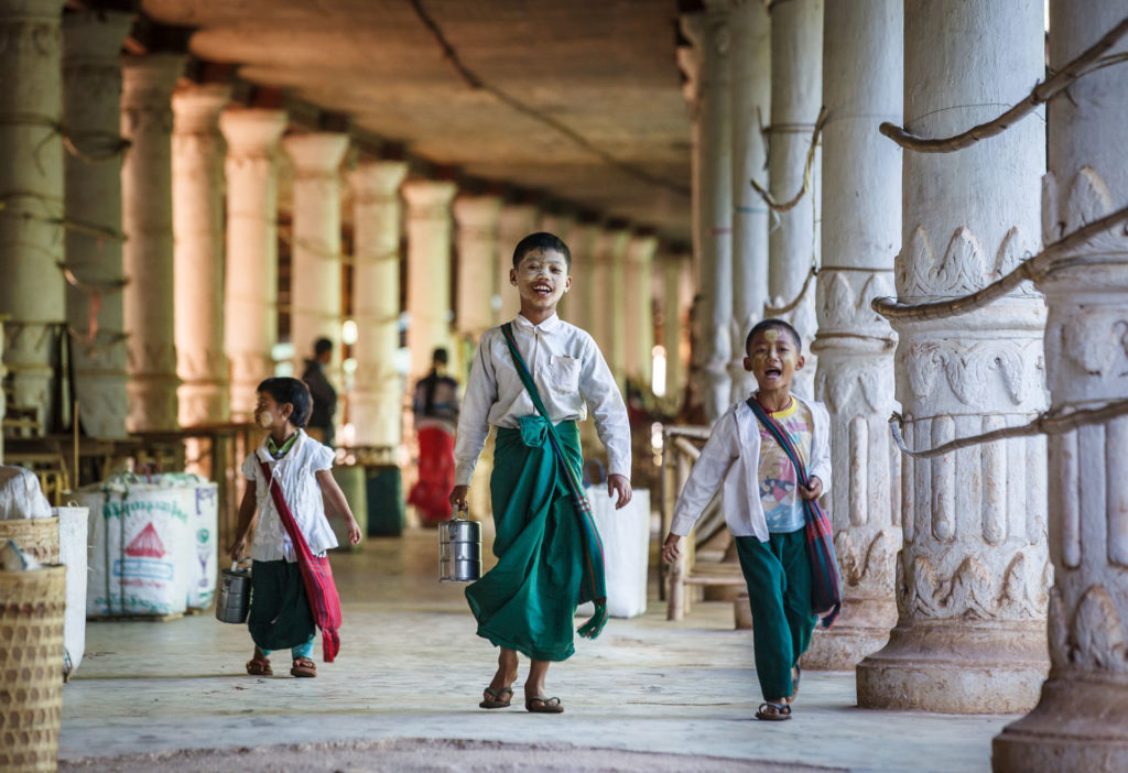 Crianças usando longyi e Thanaka, famoso creme usado país há mais de 2 mil anos. Acredita-se que protege do sol e hidrata a pele