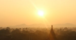 Sol nascendo em Bagan, Mianmar