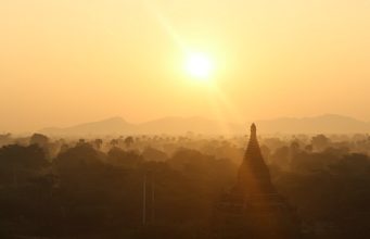 Sol nascendo em Bagan, Mianmar