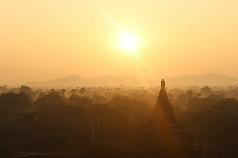 Sol nascendo em Bagan, Mianmar