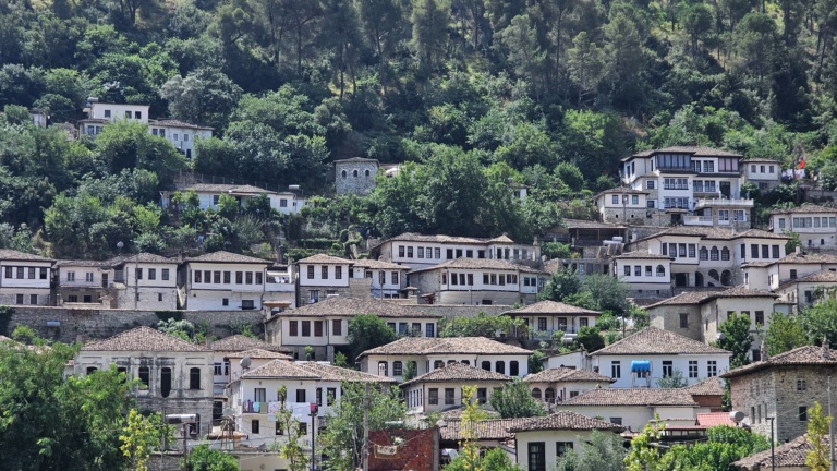 Berat, Albânia: A Cidade das Mil Janelas Que Parece um Conto de Fadas